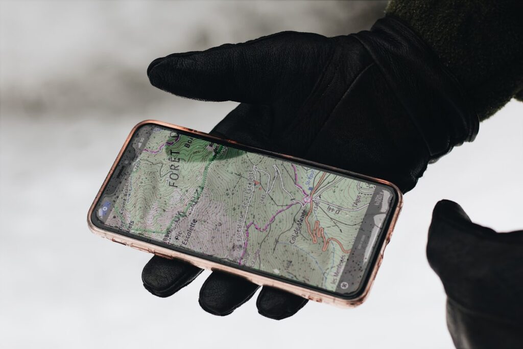 Application de navigation randonnée sur smartphone en forêt